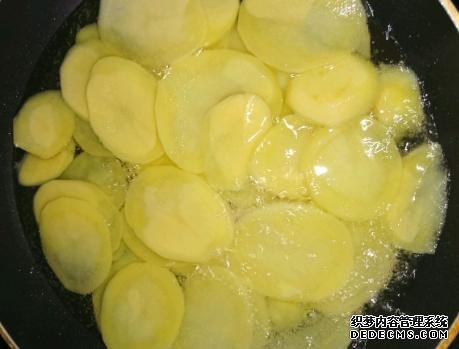 家庭炸薯片，成本不到2塊錢，金黃酥脆好吃還衛(wèi)生，學(xué)會(huì)不用買了
