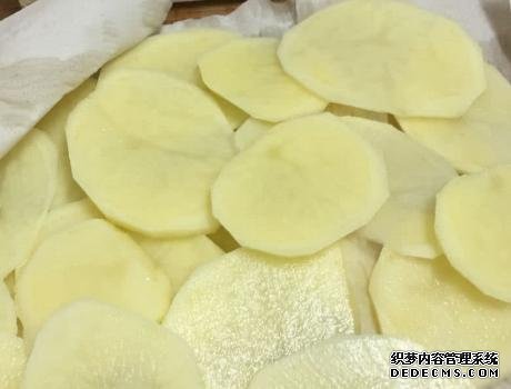 家庭炸薯片，成本不到2塊錢，金黃酥脆好吃還衛(wèi)生，學(xué)會(huì)不用買了