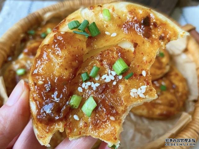 剩下的餃子皮不要扔，做成醬香濃郁的醬香餅，不用和面一次就成功