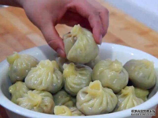 教你做個懶人小籠包，面都不用揉，個個皮薄餡大，一口咬下去爆汁