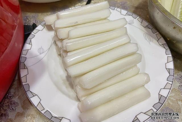 假期快結(jié)束，家里食材剩太少，湊齊食材，也要做頓簡(jiǎn)單“大餐”