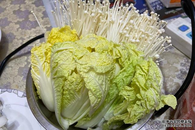假期快結(jié)束，家里食材剩太少，湊齊食材，也要做頓簡(jiǎn)單“大餐”
