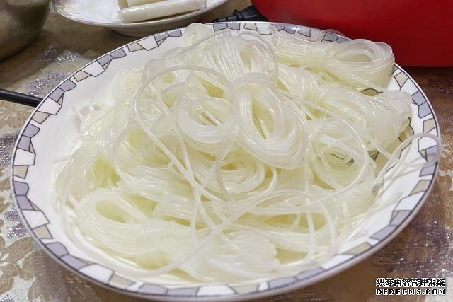 假期快結(jié)束，家里食材剩太少，湊齊食材，也要做頓簡(jiǎn)單“大餐”