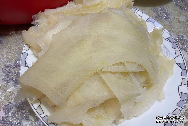 假期快結(jié)束，家里食材剩太少，湊齊食材，也要做頓簡(jiǎn)單“大餐”
