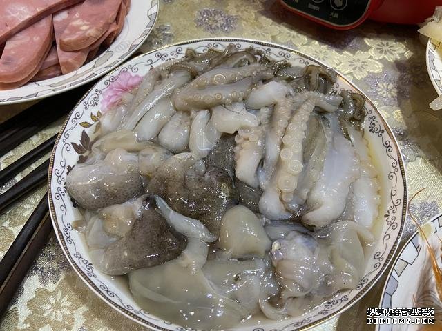 假期快結(jié)束，家里食材剩太少，湊齊食材，也要做頓簡(jiǎn)單“大餐”