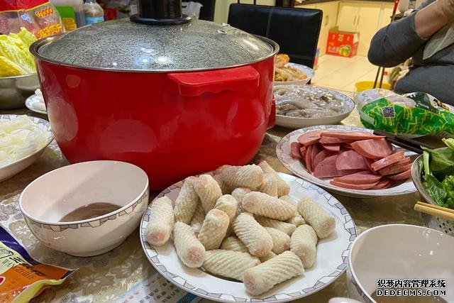 假期快結(jié)束，家里食材剩太少，湊齊食材，也要做頓簡(jiǎn)單“大餐”