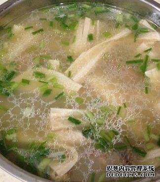 美食推薦：蒜香瓜藤、醬油炒木耳、菠菜炒肥牛、腐竹排骨湯的做法