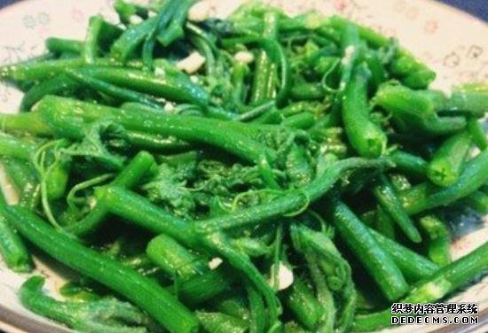 美食推薦：蒜香瓜藤、醬油炒木耳、菠菜炒肥牛、腐竹排骨湯的做法