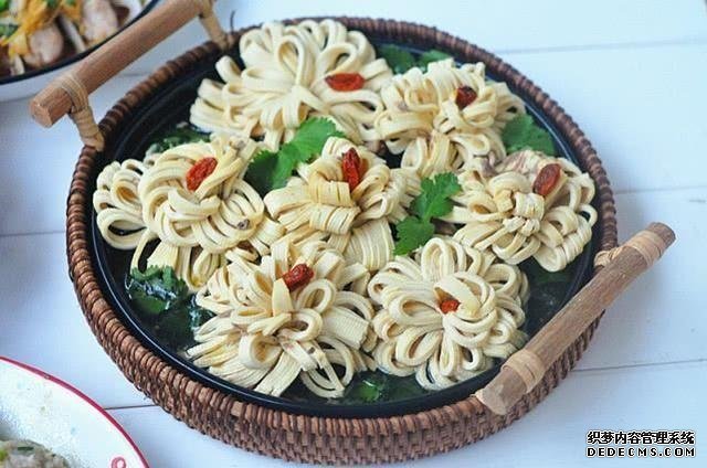 美食推薦：豆皮開花卷，豆腐燜茄子，絲瓜炒豆腐，海鮮菇蒸腐竹