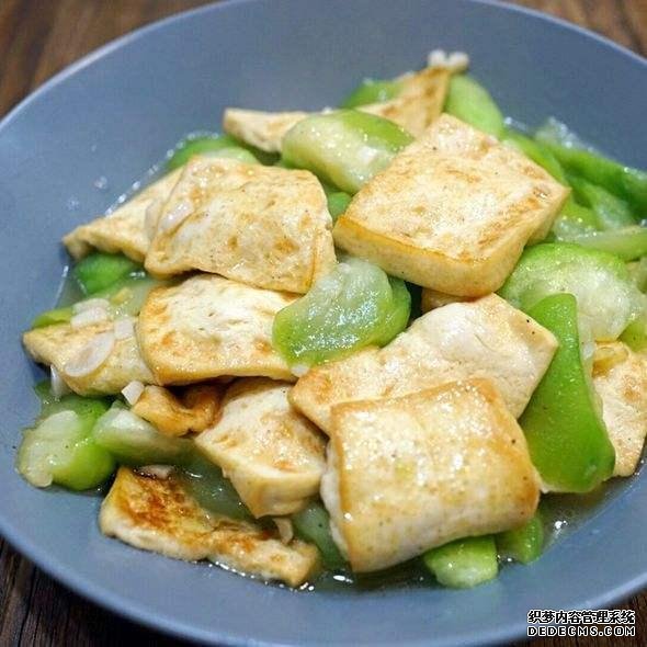 美食推薦：豆皮開花卷，豆腐燜茄子，絲瓜炒豆腐，海鮮菇蒸腐竹