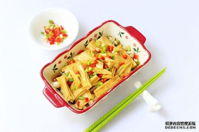 美食推薦：豆皮開花卷，豆腐燜茄子，絲瓜炒豆腐，海鮮菇蒸腐竹
