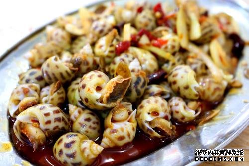 大連大嬸開醬燜小海鮮店，一開門就有人來排隊，食客：奔著醬料來