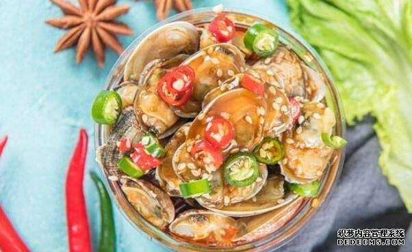 大連大嬸開醬燜小海鮮店，一開門就有人來排隊，食客：奔著醬料來
