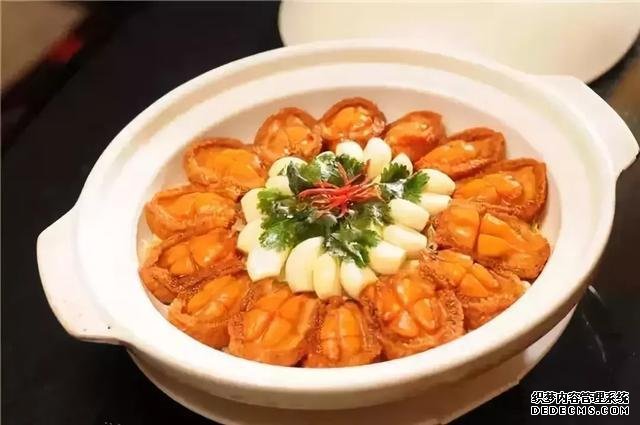 舌尖上的誘惑：生焗鮮鮑仔、椒鹽小土豆、臘香鍋巴，值得推薦