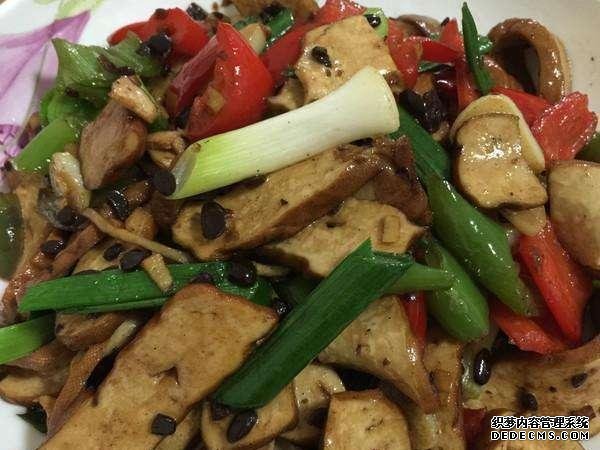 香菇片炒五花肉，尖椒青蒜香干，春筍魚片這幾道家常菜的做法