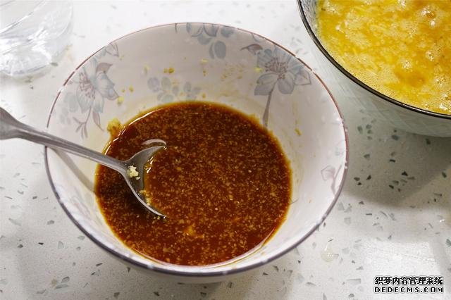炒雞蛋，多加幾味料變螃蟹味，家人吃上癮的“賽螃蟹”，超下飯