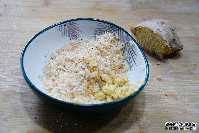 炒雞蛋，多加幾味料變螃蟹味，家人吃上癮的“賽螃蟹”，超下飯