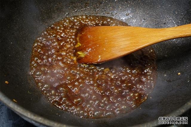 炒雞蛋，多加幾味料變螃蟹味，家人吃上癮的“賽螃蟹”，超下飯
