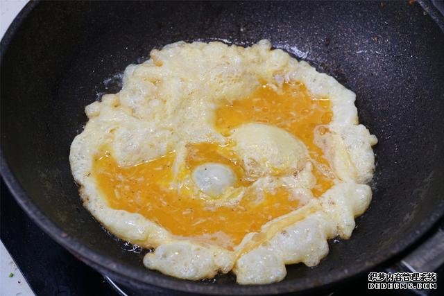 炒雞蛋，多加幾味料變螃蟹味，家人吃上癮的“賽螃蟹”，超下飯