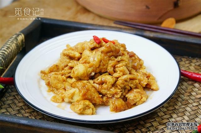 炒雞蛋，多加幾味料變螃蟹味，家人吃上癮的“賽螃蟹”，超下飯