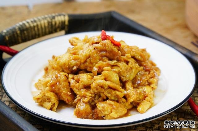 炒雞蛋，多加幾味料變螃蟹味，家人吃上癮的“賽螃蟹”，超下飯