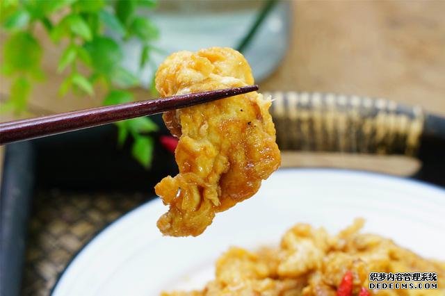 炒雞蛋，多加幾味料變螃蟹味，家人吃上癮的“賽螃蟹”，超下飯