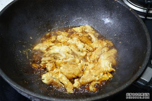 炒雞蛋，多加幾味料變螃蟹味，家人吃上癮的“賽螃蟹”，超下飯