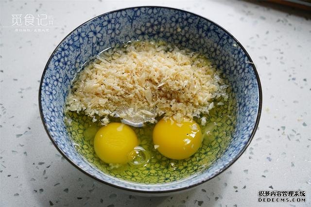 炒雞蛋，多加幾味料變螃蟹味，家人吃上癮的“賽螃蟹”，超下飯