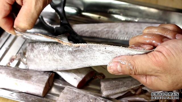 煎帶魚(yú)，加一種特別的調(diào)料，外酥里嫩，香得讓隔壁孩子饞哭了