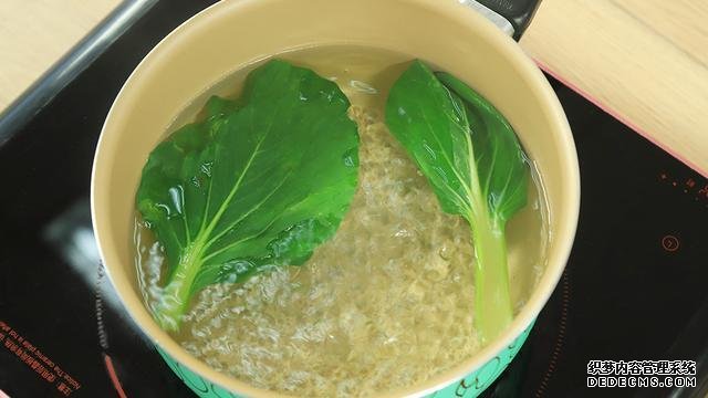 賽螃蟹炒飯?jiān)趺醋觯坎挥皿π范盟?，米粒金黃又圓潤(rùn)