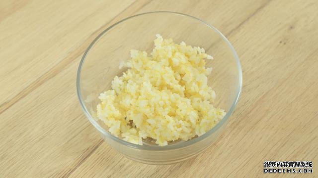 賽螃蟹炒飯?jiān)趺醋觯坎挥皿π范盟?，米粒金黃又圓潤(rùn)