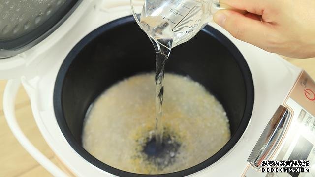 賽螃蟹炒飯?jiān)趺醋?？不用螃蟹而用它，米粒金黃又圓潤(rùn)