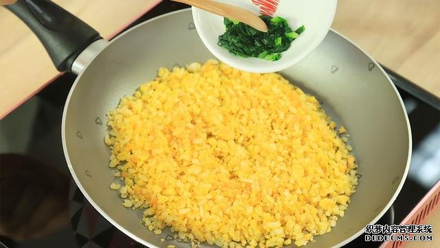 賽螃蟹炒飯?jiān)趺醋觯坎挥皿π范盟?，米粒金黃又圓潤(rùn)