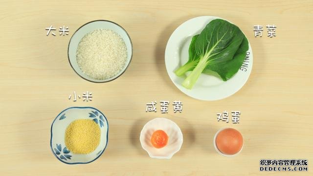 賽螃蟹炒飯?jiān)趺醋?？不用螃蟹而用它，米粒金黃又圓潤(rùn)