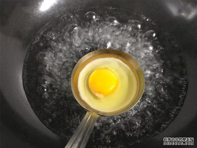 水煮荷包蛋，冷水下鍋還是開水下鍋？學會這三招，雞蛋圓嫩不散