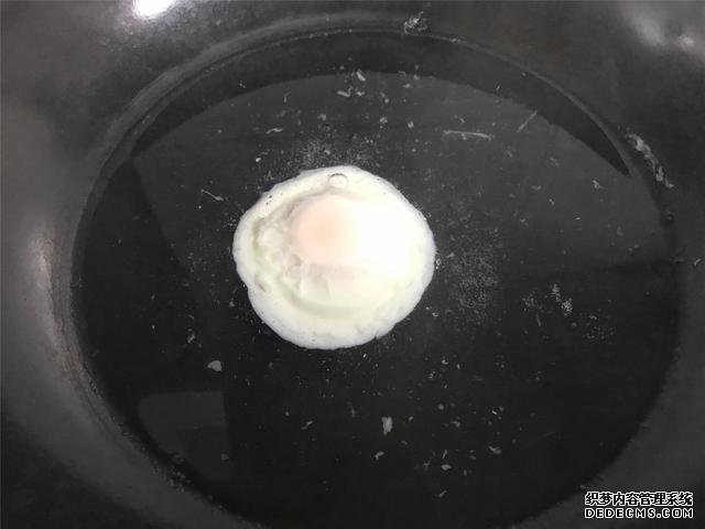 水煮荷包蛋，冷水下鍋還是開水下鍋？學會這三招，雞蛋圓嫩不散