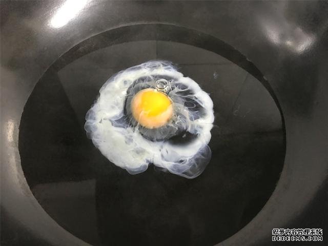 水煮荷包蛋，冷水下鍋還是開水下鍋？學會這三招，雞蛋圓嫩不散