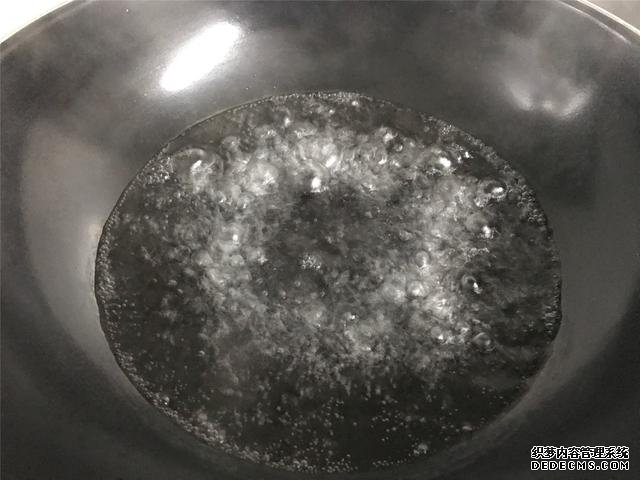 水煮荷包蛋，冷水下鍋還是開水下鍋？學會這三招，雞蛋圓嫩不散