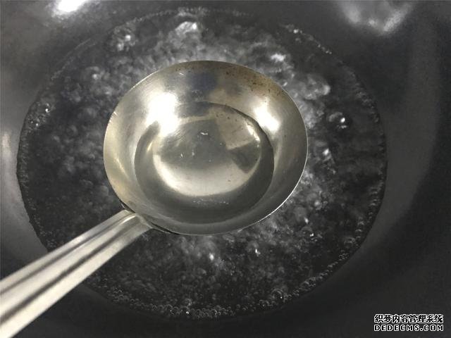水煮荷包蛋，冷水下鍋還是開水下鍋？學會這三招，雞蛋圓嫩不散
