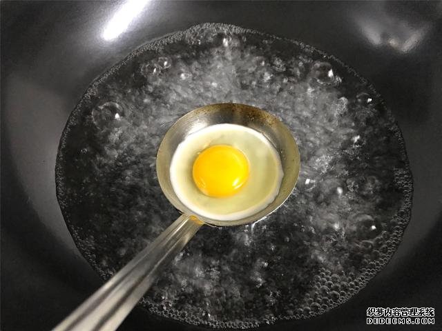 水煮荷包蛋，冷水下鍋還是開水下鍋？學會這三招，雞蛋圓嫩不散
