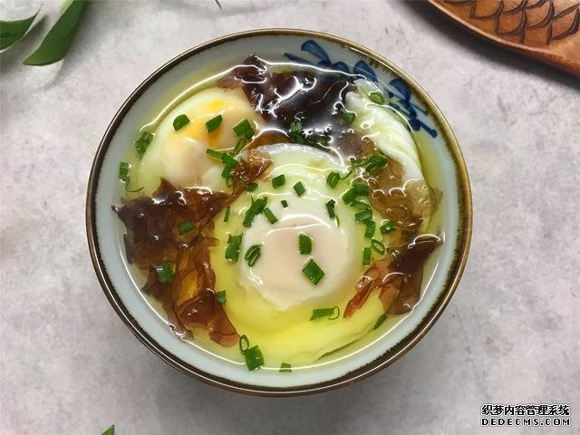 水煮荷包蛋，冷水下鍋還是開水下鍋？學會這三招，雞蛋圓嫩不散