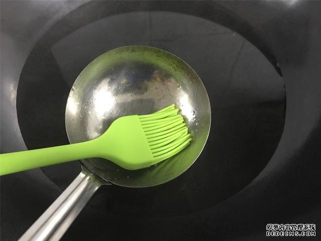 水煮荷包蛋，冷水下鍋還是開水下鍋？學會這三招，雞蛋圓嫩不散