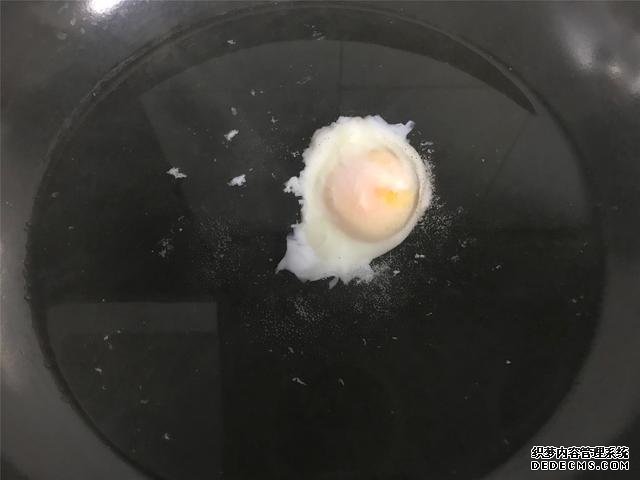 水煮荷包蛋，冷水下鍋還是開水下鍋？學會這三招，雞蛋圓嫩不散