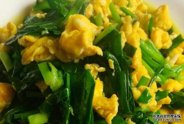 韭菜炒雞蛋，到底是分開炒還是一起炒，學(xué)會(huì)方法，韭菜翠綠還不老
