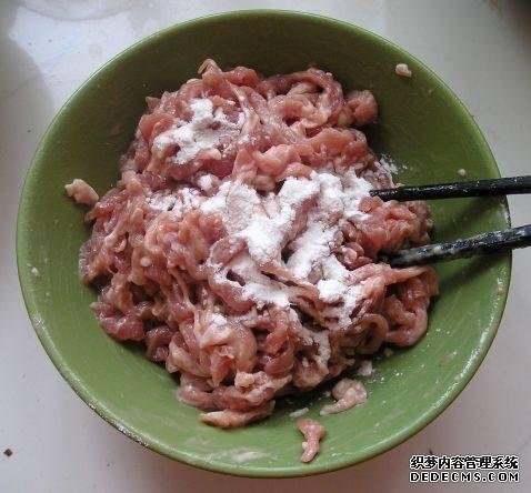 家庭版自制水煮肉，肉嫩軟滑，麻辣鮮香，每次做都不夠吃