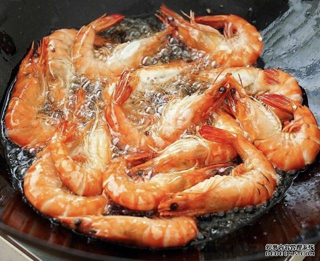 油燜大蝦怎么做好吃得根本停不下來(lái)，油燜大蝦最正宗做法