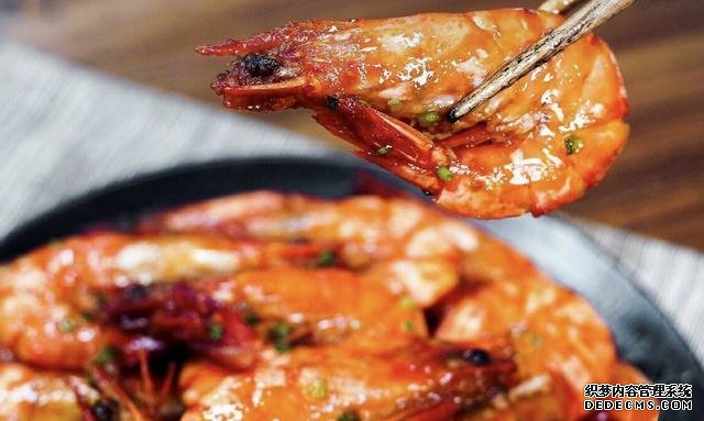 油燜大蝦怎么做好吃得根本停不下來(lái)，油燜大蝦最正宗做法