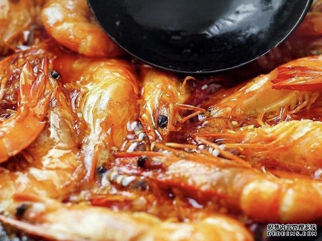 油燜大蝦怎么做好吃得根本停不下來(lái)，油燜大蝦最正宗做法