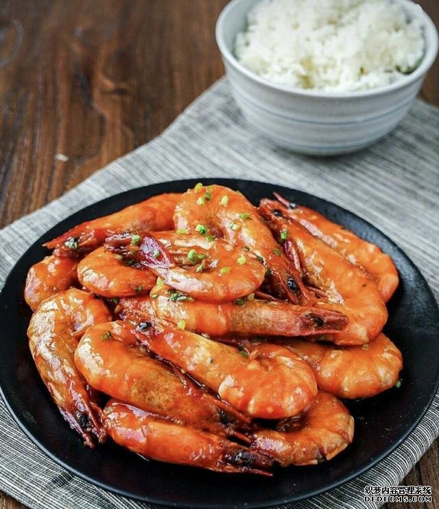 油燜大蝦怎么做好吃得根本停不下來(lái)，油燜大蝦最正宗做法