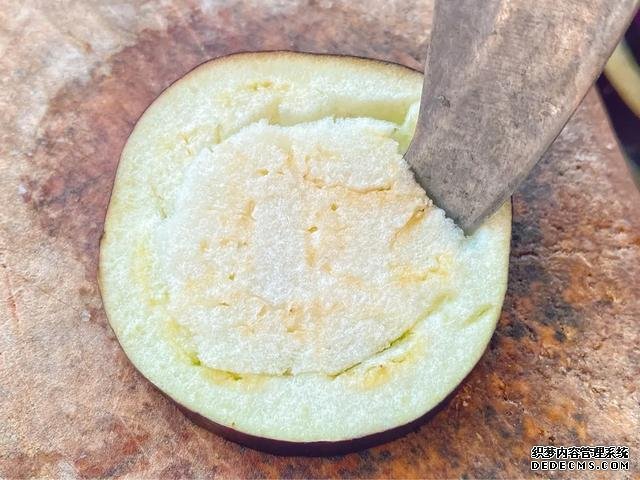 茄子不要用來(lái)炒和燉，香煎茄子煲口感嫩軟濃香，是老少皆宜的菜品